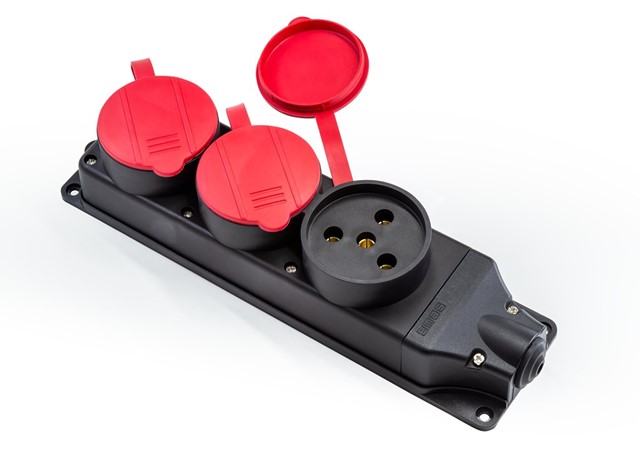 Розетка EKS-325PG30 резиновая 3P+PE 3x(3x25А) трехместная с крышкой