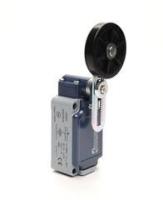 L52-K1-3-MEL121-IP65 Концевой выключатель мгновенного действия (1НО+1НЗ) двунаправленный с металлической консолью и резиновым роликом