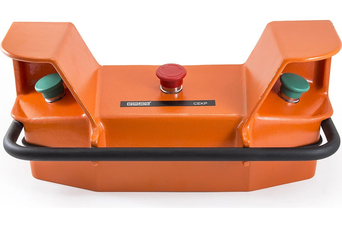 CEKPB Пульт двуручного управления 1 CP200E (посредине), 2 CM200MY (по обе стороны) без стойки