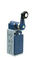 L51-K1-3-MEP121-IP65 Концевой выключатель мгновенного действия (1НЗ+1НО) двунаправленный с металлической консолью и пластиковым роликом