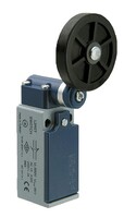 L51-K1-3-MEL121-IP65 Концевой выключатель мгновенного действия (1НЗ+1НО) двунаправленный с металлической консолью и резиновым роликом