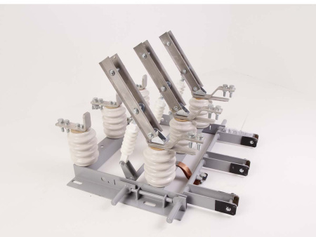 РВЗ(Ппр)-10/ 630-II Разъединитель продольный заземлитель снизу (полиамидные изоляторы)