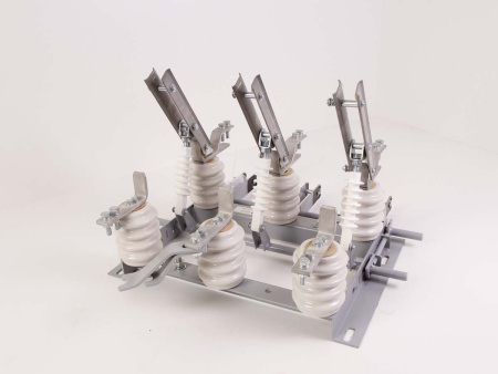 РВЗ(Ппр)-10/ 630-II Разъединитель продольный заземлитель снизу (полиамидные изоляторы)